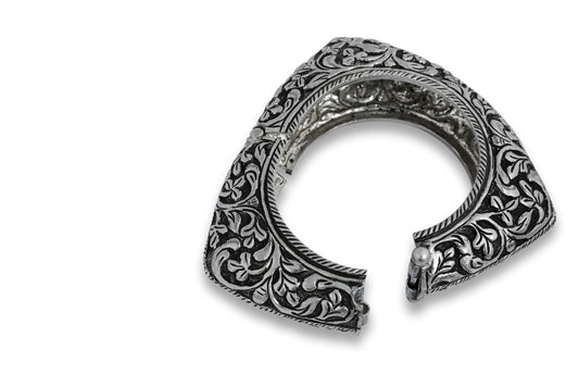 Chitai Work Triangle Silver Kada image 1